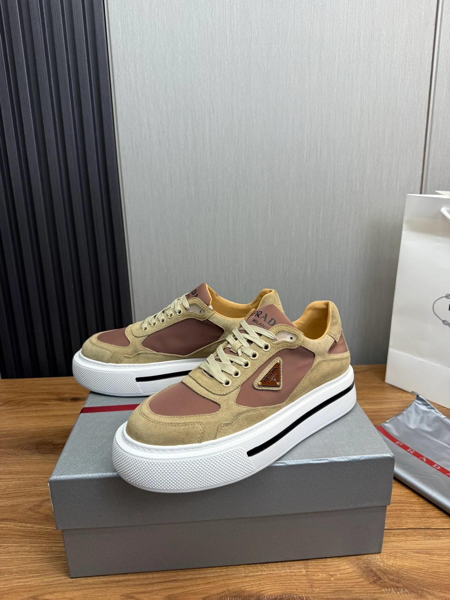 Men's shoes 💰580💰 [PRADA] Hot-selling men's shoes shipped 👏Official website synchronized ⬆️ Original cowhide fabric + cowhide lining, cowhide feet 🐮 1:1 shipment ✔️Original original sole, 38-45 (45. Customized, non-refundable)
